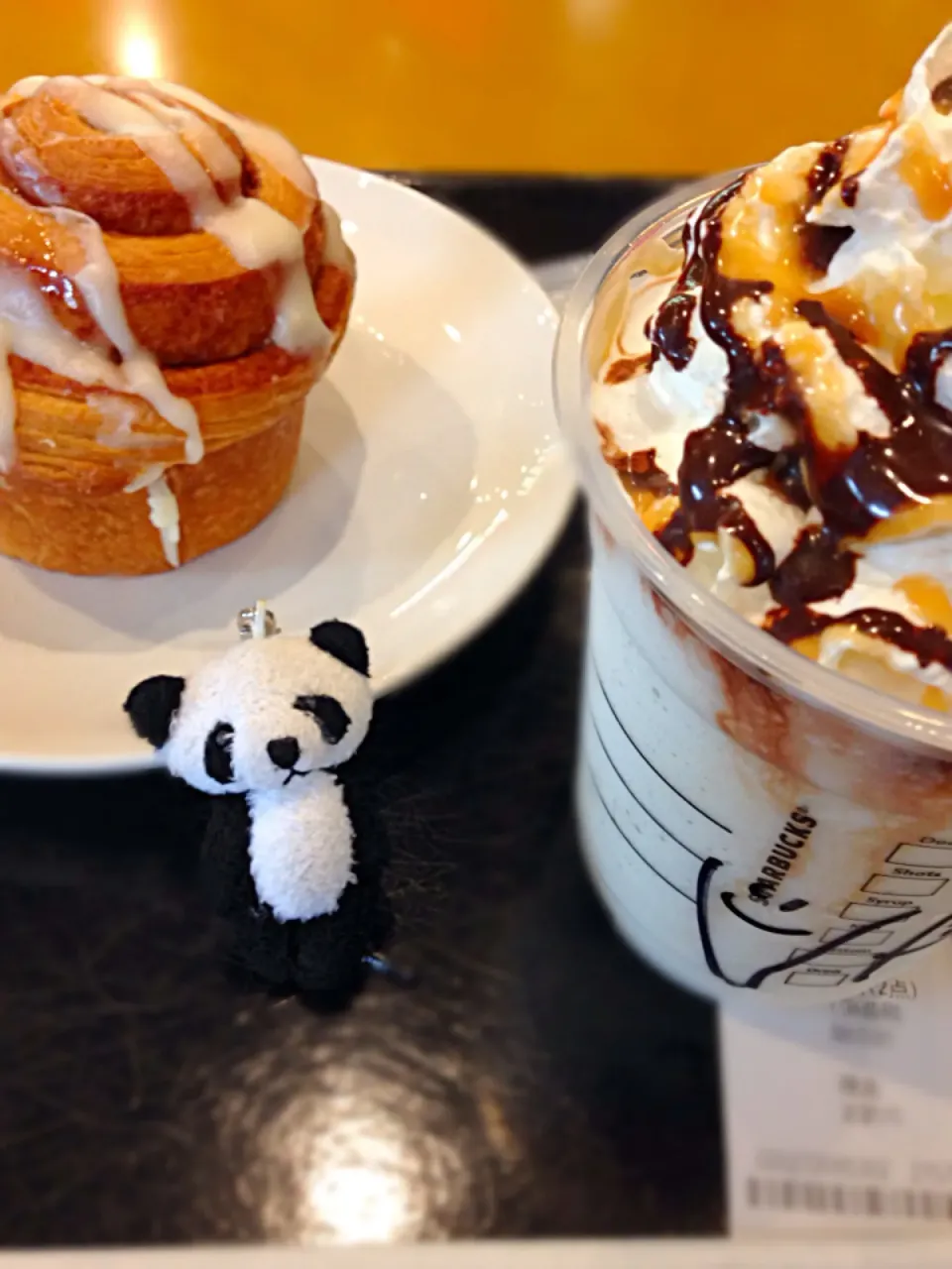 vanilla frappuccino with chocolate source&caramel source + cinnamon roll|노도카^__^さん