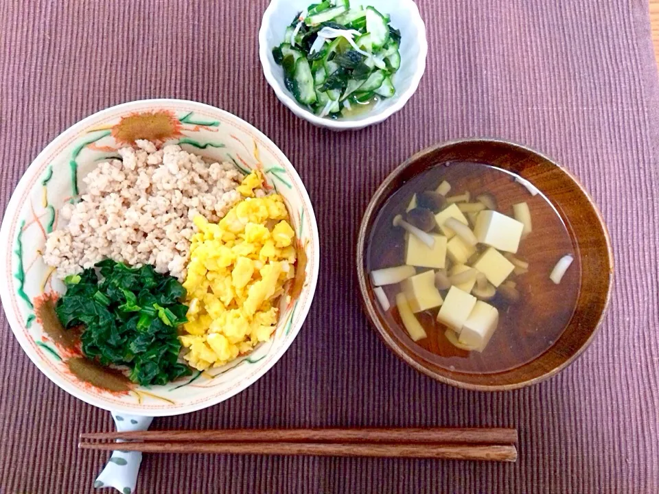 三色丼、すまし汁、酢の物|ayakaさん