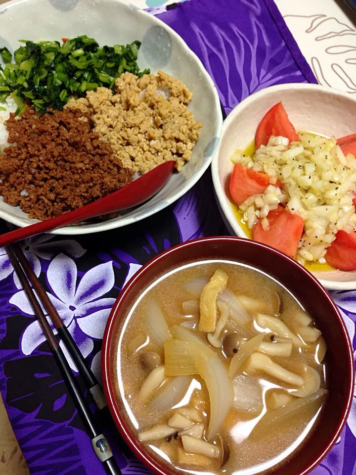 そぼろ丼。トマト。お味噌汁。|Mikaさん