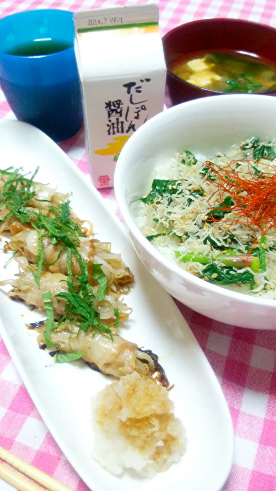 ほうれん草とじゃこのナムル丼(白ごま･にんにく･糸唐辛子)、蒸し豚ロールおろし添え(豚ぱら薄切り肉･もやし･大根･大葉)、お味噌汁(豆腐･わかめ･青ねぎ)|まあるさん