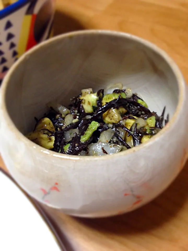 Snapdishの料理写真:namastelotus michakoさんの料理 Seaweed“HIJIKI” and avocado salad with 黒七味唐辛子/芽ひじきとアボカドの黒七味唐辛子サラダ|さちこ(さがねっち)さん