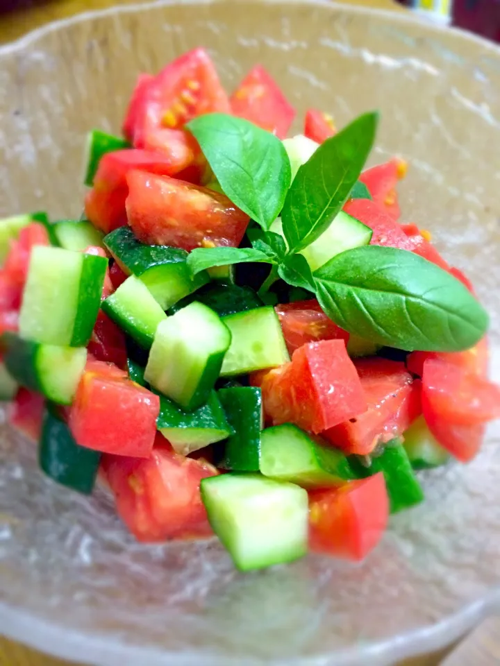 くららさんの料理 スプーンで食べる‼夏のトマト🍅ときゅうりのサラダ⭐|よこたんさん