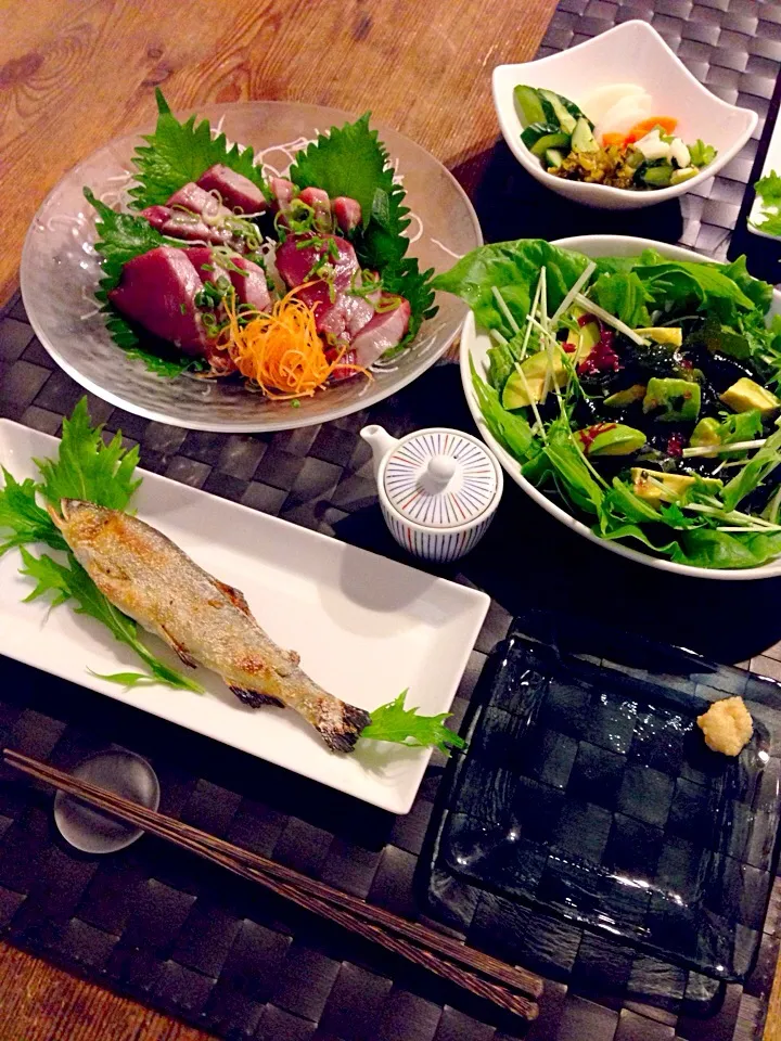 鰹のお刺身🐟鮎の塩焼き、アボカドと海藻のサラダ、お漬物🍀|まみりんごさん