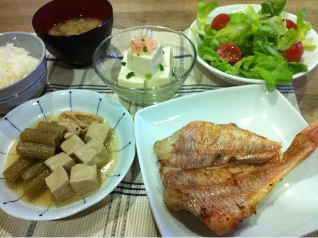 春フキ高野豆腐と焼き鶏皮の煮物・赤魚の一夜干し・冷奴・サラノバとアスパラサラダ・ふのり味噌汁|まーままさん