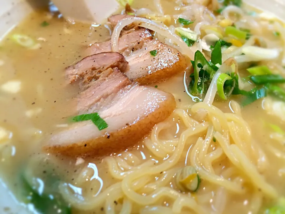 食べ始めた  薩摩っ子ラーメン      ちょい入り|mottoさん