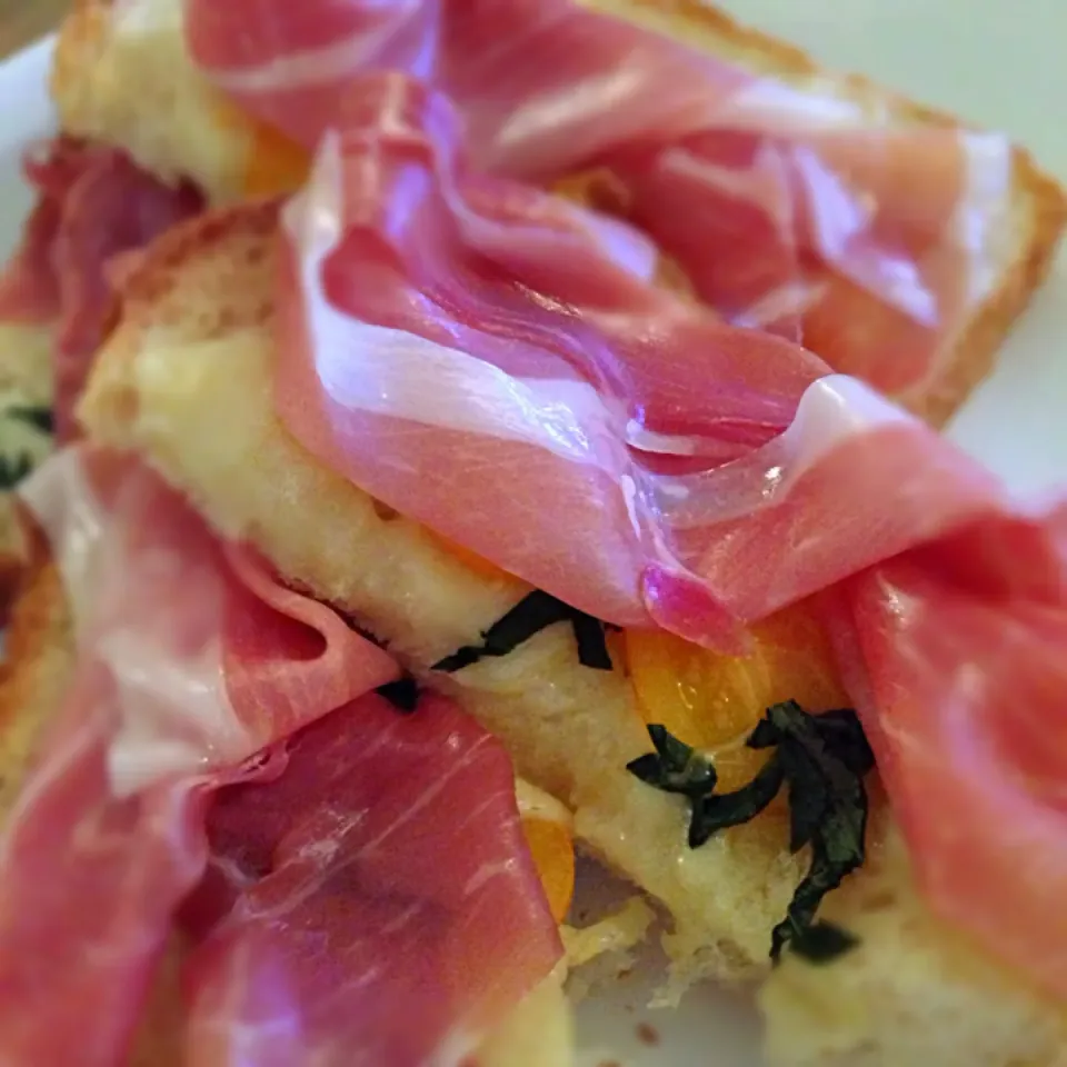 Open face sandwich made from prosciutto, cherry toms, basil, mozzarella and bread baked by Peng!|karen limさん