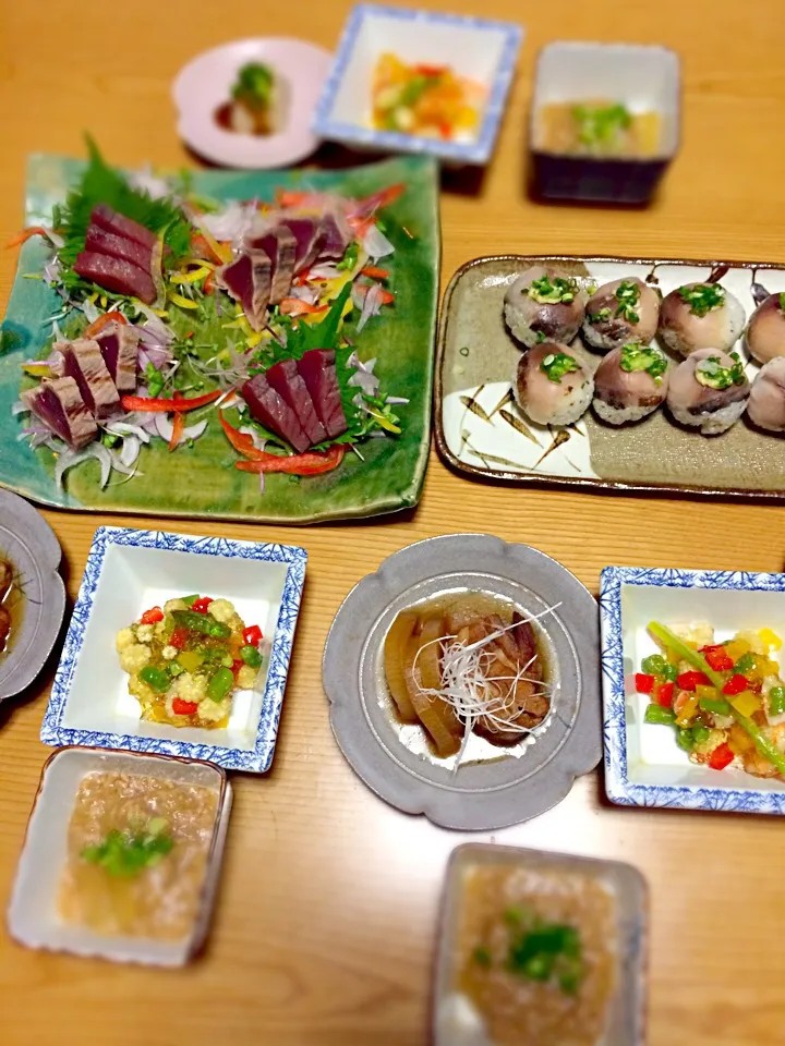 ごま豆腐、野菜と海老のゼリー寄せ、豚の角煮、カツオ刺身とタタキ盛り合わせ、しめ鯖の手毬寿司、セロリの煮浸し|Shota  Matsushitaさん