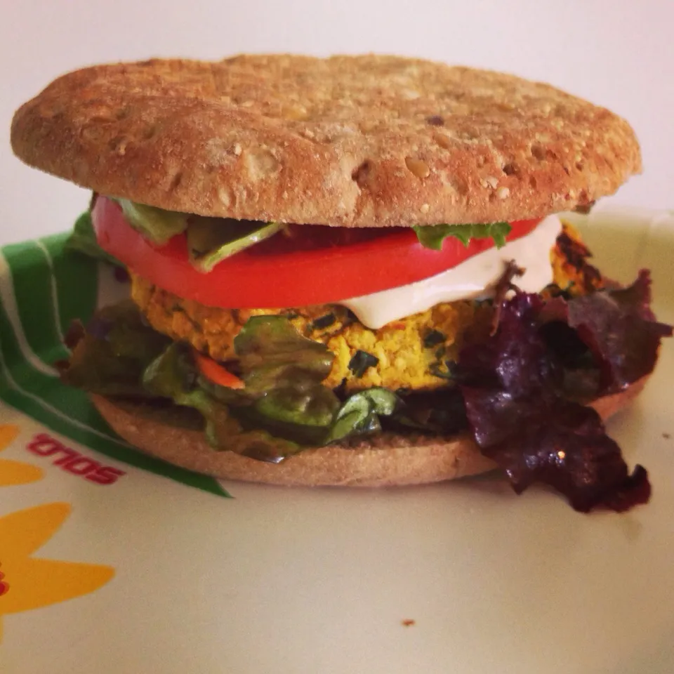 Falafel burger with tahini sauce|Sarah Elizabethさん