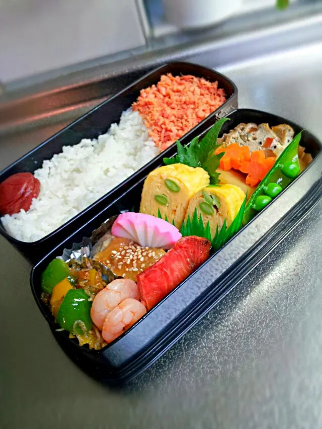 《火曜日のお弁当》

・ガンモ、じゃがいもの煮物
・エンドウ入りだし巻き玉子
・パプリカ雑魚のオリーブオイル焼き
・米ナスの田楽
・ボイルエビ、スナップエンドウ、人参

ｲﾃﾗ━━━ヾ(*･ω･*)━━━ｯｼｬｲ!♥|藤田 まり子さん