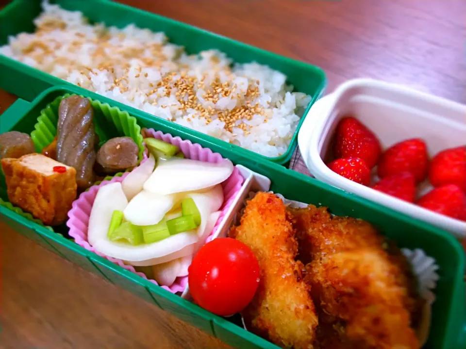 Snapdishの料理写真:中１女子の今日のお弁当。麦ごはん、チキンのパン粉焼き、厚揚げとこんにゃくのオランダ煮、かぶのサラダ、いちご|みっちっちさん