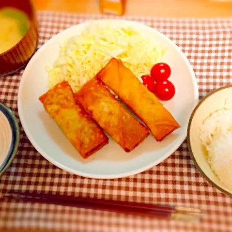 Snapdishの料理写真:春巻き、スナップエンドウとじゃがいもの味噌汁。|あすみさん