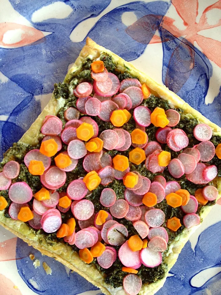 radish, carrot & carrot-top pesto tart|Matthew Cashenさん