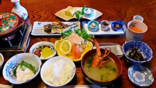 Snapdishの料理写真:旅館の朝ごはん。
おかずいっぱい！
ワサビ漬けが美味しいと思えるようになりました。|akemi🐝さん