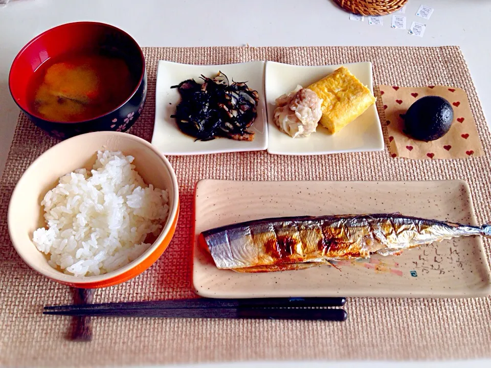 さんま酵素漬け ひじきベーコン煮 だし巻き 焼売 味噌汁|にゃろめさん