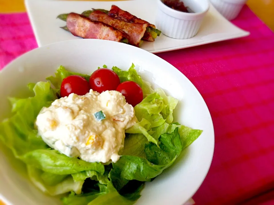 Snapdishの料理写真:豆腐のクリーミーサラダ(味噌マヨ醤油、ちくわ、きゅうり、コーン)|ゆにょさん