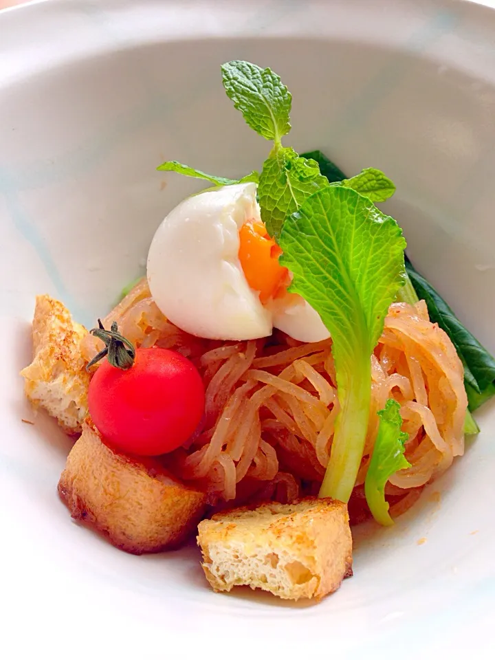 カッ！👀と目が覚める辛さのビビン麺。さっと茹で小松菜と、とちお油揚げの素焼きのカリッとトッピング。とろり卵もたまりません、なお昼ごはん。|Kumi_loveさん