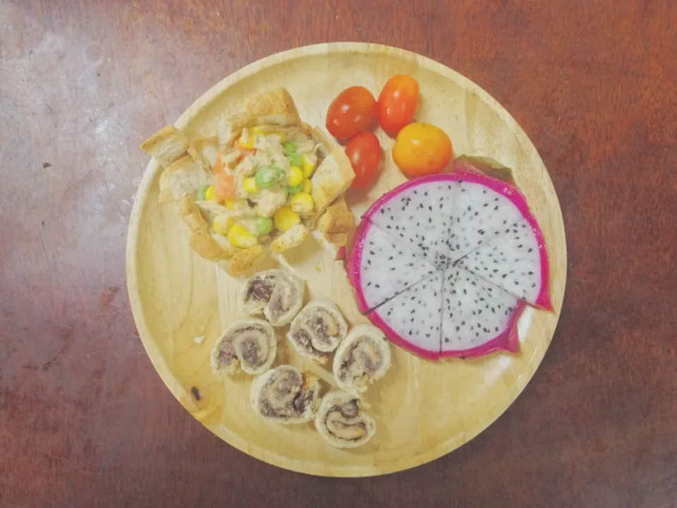 Snapdishの料理写真:tuna corn salad in wholewheat cup , red kidney bean roll ~|Jubjanさん