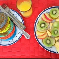 Snapdishの料理写真:Vegan pancakes with a simple fruit salad|Vannessa Campoverdeさん