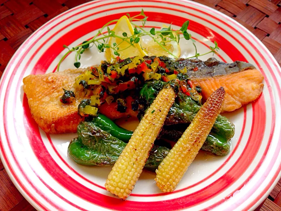 Snapdishの料理写真:Salmon Meuniere w/Lemon butter sauce of Italian parsley🐟ｻｰﾓﾝﾑﾆｴﾙ w/ｲﾀﾘｱﾝﾊﾟｾﾘのﾚﾓﾝﾊﾞﾀｰｿｰｽ|🌈Ami🍻さん