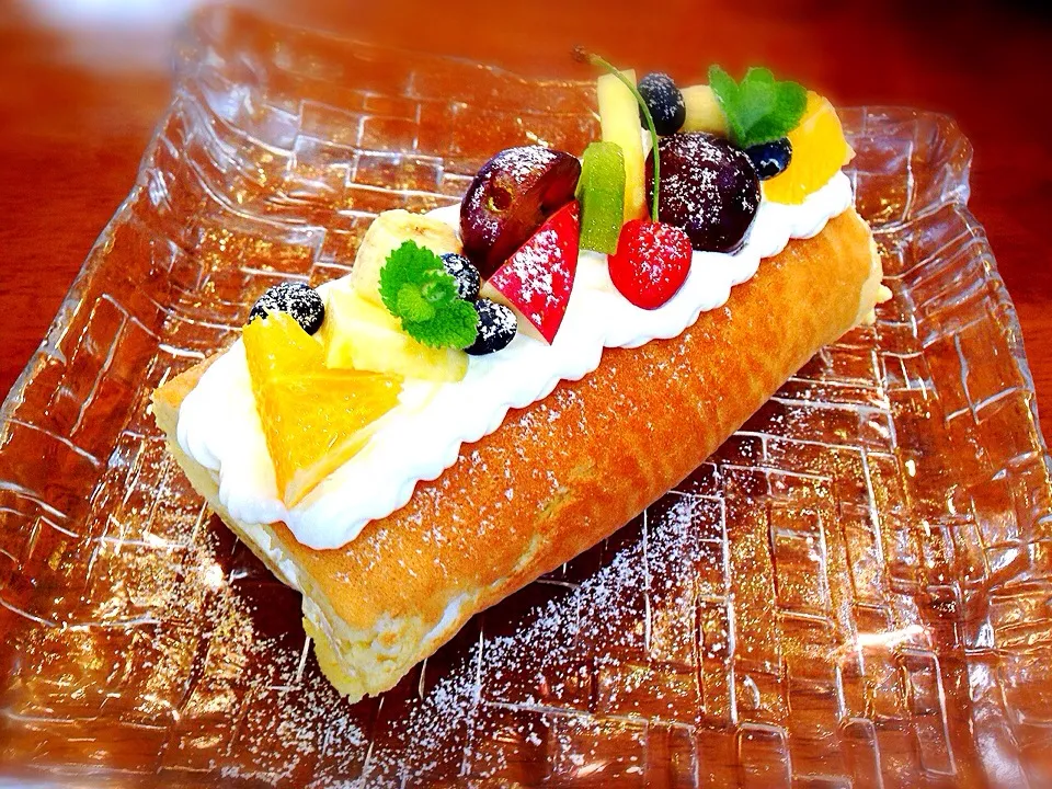 Snapdishの料理写真:手作りロールシフォンケーキ♡フルーツデコレーションしてみた♡|✳︎MiHO✳︎さん