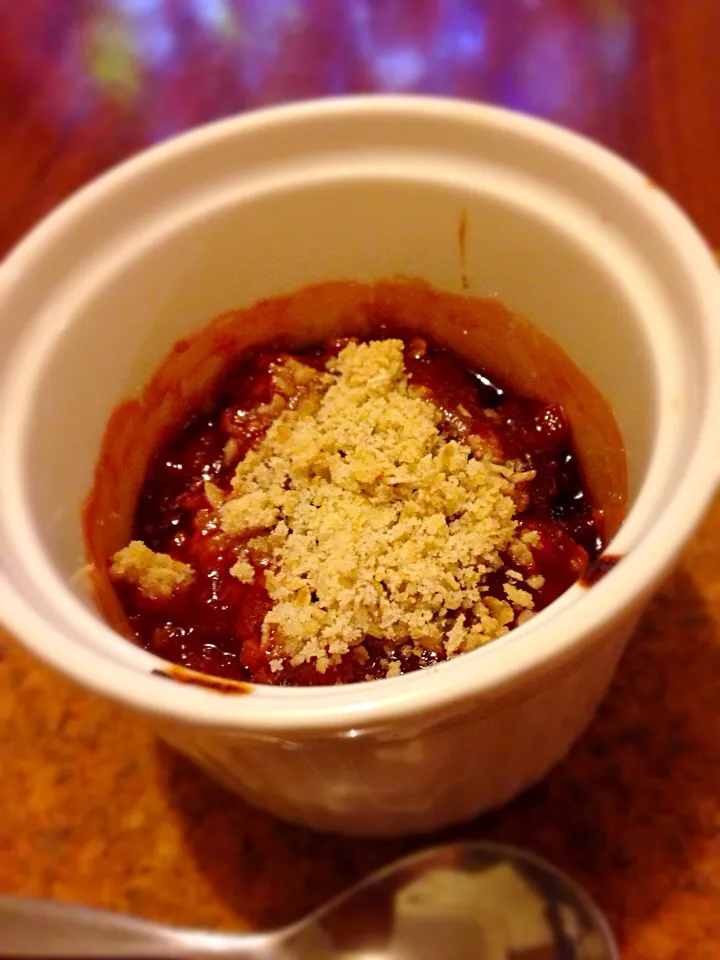 Apple, strawberry & grape crumble|kazuko Tsujiさん