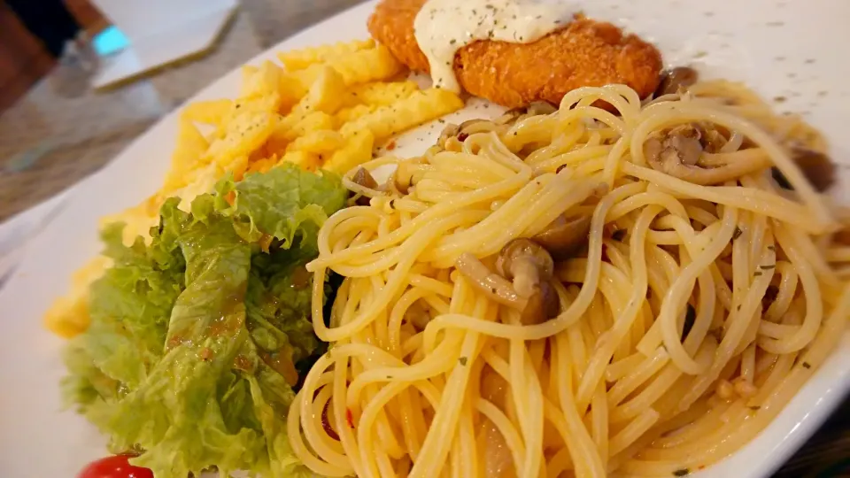 Dinner Combo - fish fillet mushroom spaghetti|Joey Tayさん