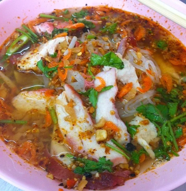 Roasted red pork Tom Yum noodles soup #thaifood|Eat in Thaiさん