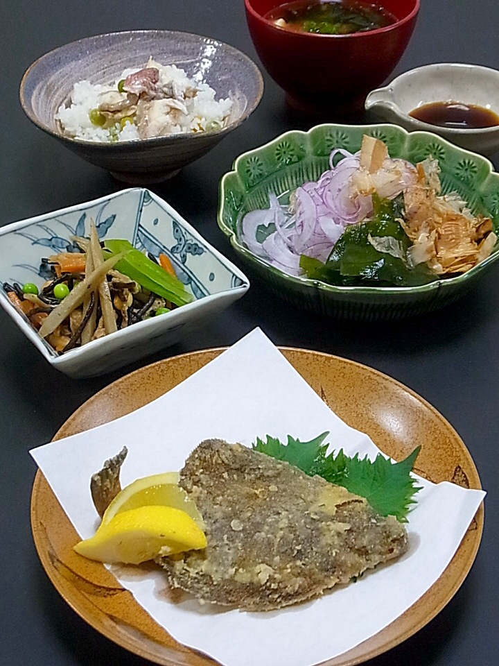今晩は カレイ唐揚げ 長ひじき 根菜 豆の煮物 紫玉ねぎ 鳴門わかめ 加減酢 豆腐とわかめの味噌汁 青豆入り鯛飯 小さなカレイと鯛のあらとお豆腐で今日の蛋白質 大体の目安 お肉お魚片手に野菜を両手 は守れましたが 何となくちぐはぐな献立になりました 疲れている割には