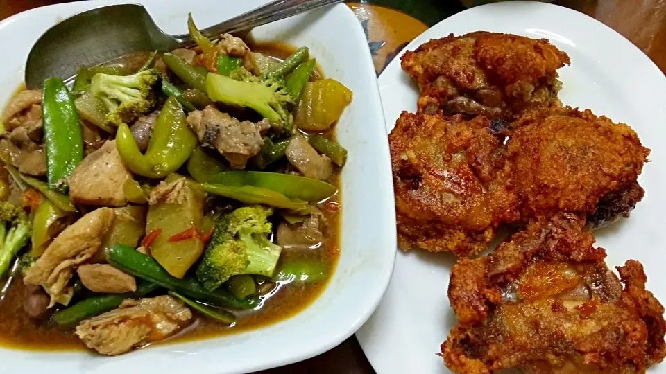 Stired Vegies in Oyster Sauce and Garlic Fried Chicken! yummy!|Irene Lee Del Rosarioさん