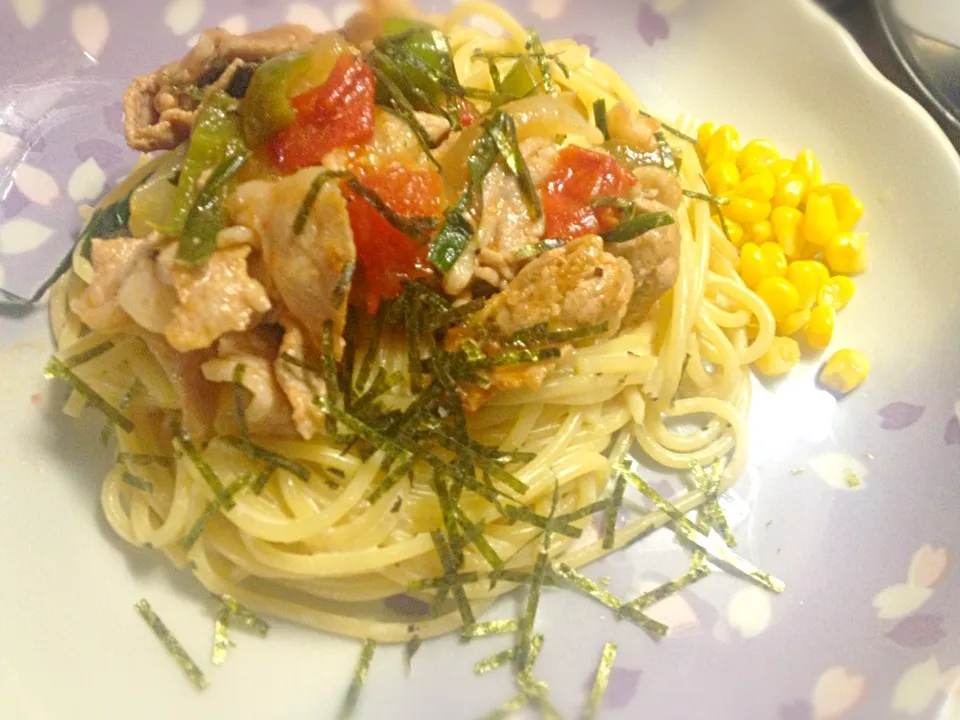 ツナマヨソースの麺にトマトと肉野菜炒め。コーンを添え、ノリをトッピング。|shenhuaさん