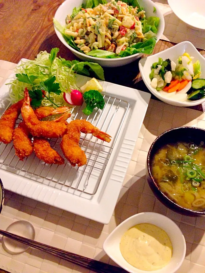 海老フライ🍤マカロニサラダ、お漬物、お豆腐とワカメ、茗荷のお味噌汁🍀|まみりんごさん