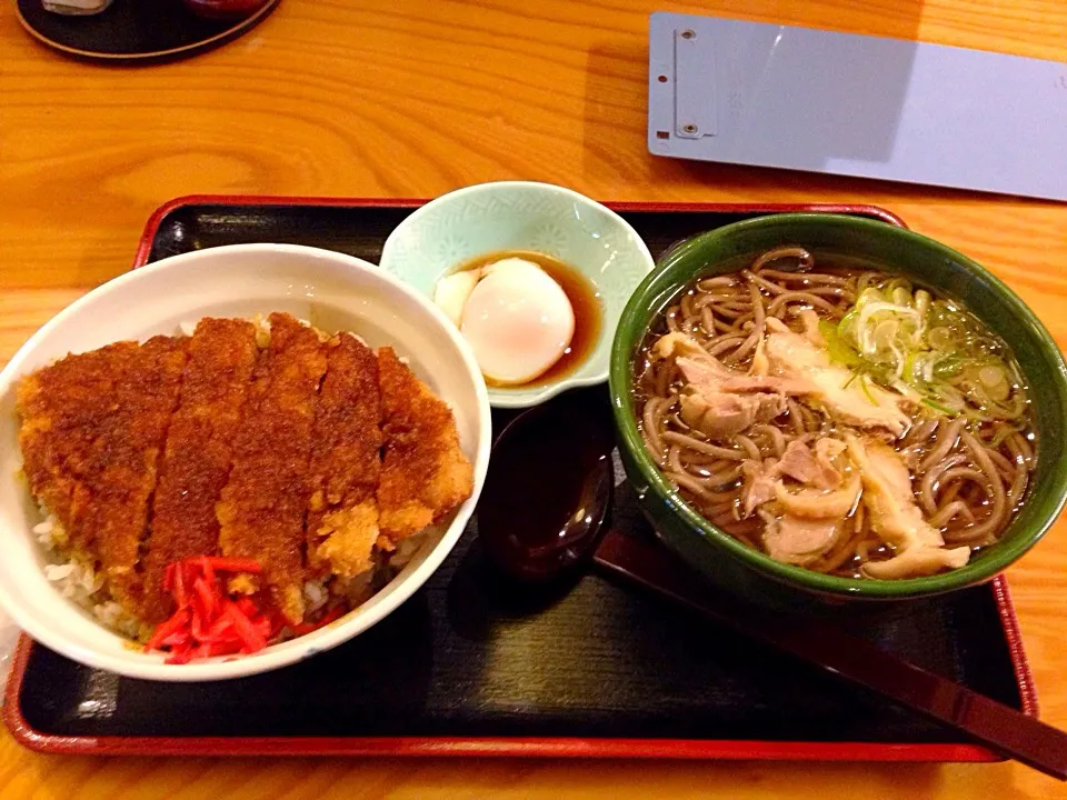 Snapdishの料理写真:肉そば＆カツ丼セット|たかさん