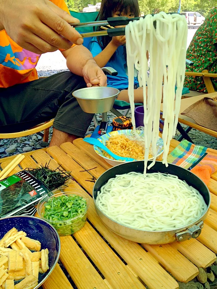 キャンプ飯♪暑い夏の冷やしうどん！|みっさんさん