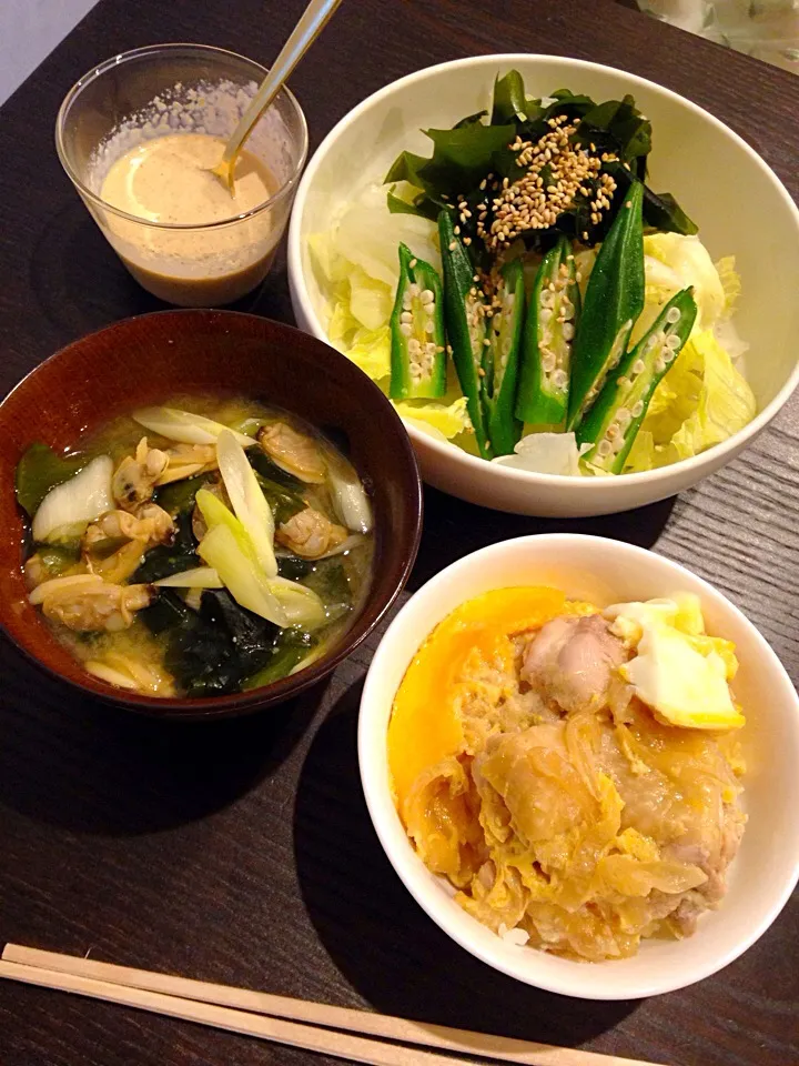 親子丼 ＆ あさりとわかめとネギの味噌汁 ＆ 特製ゴマドレで食べるサラダ|mymamaさん