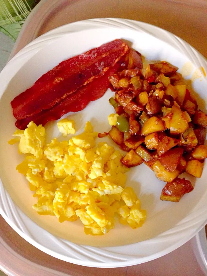 Eggs, turkey bacon, home fries|Dina Beeさん