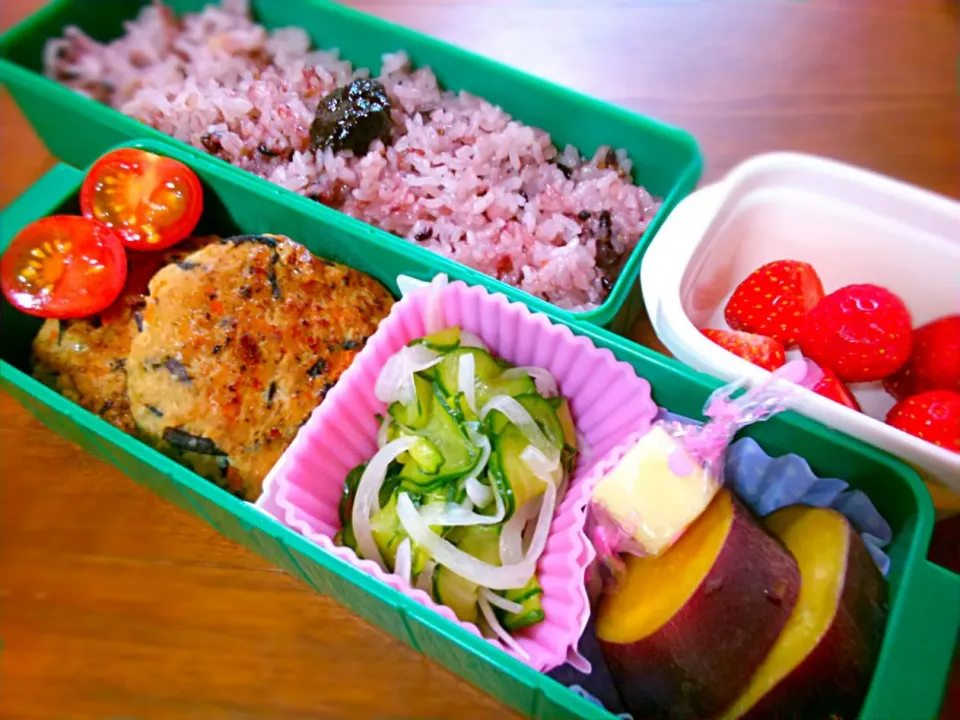 中１女子の今日のお弁当。ひじき入り豆腐の和風ハンバーグ、新玉ねぎと胡瓜の酢の物、薩摩芋の甘辛煮、ひとくちチーズ、ミニトマト、いちご|みっちっちさん