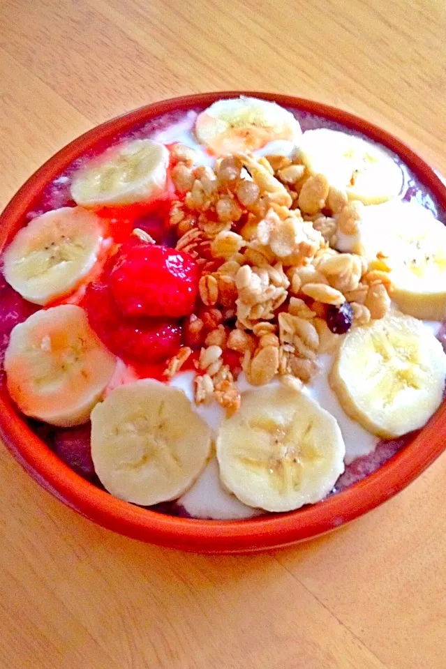 今日のAcai boulは、アサイにトマトをミックスして、フルーツと手作り蜂蜜メープル漬けのナッツをトッピング。|Chie Hayashiさん