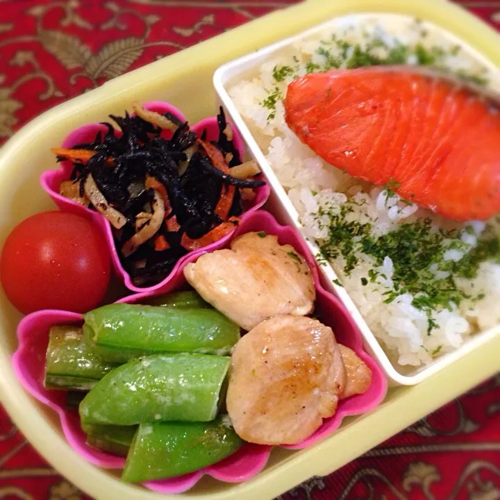 焼き鮭と鶏ささみとスナップエンドウのマヨソース炒め弁当|もえさん