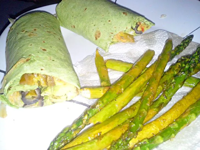 Vegan Hummus + veggie burrito w/ sautéed asparagus|Jessie Sullivanさん