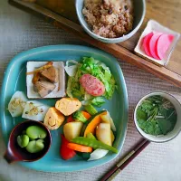 今日の朝食♪
   
だし浸し大根のちりめん山椒のせ
   
蒸し野菜の照り焼き
   
かつおの山椒煮 とか…
   
酵素玄米と野菜だしのお汁でいただきました。
  
珍しく納豆はお休みです(*´ー｀*)
   
   
*******|maiさん