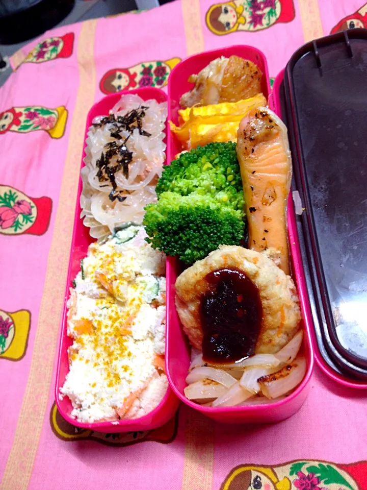 昼弁当。つけて味噌かけて味噌バーグと焼き鮭|ハルさん