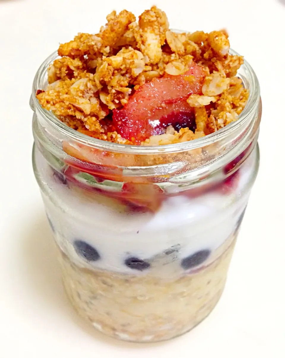 Oat parfait with red kiwi, ur berry and home made granola|coxiella24さん