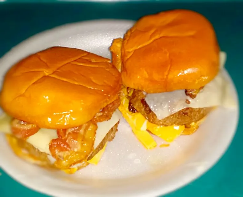 Snapdishの料理写真:bacon swiss & American cheese burgers|christl babcockさん