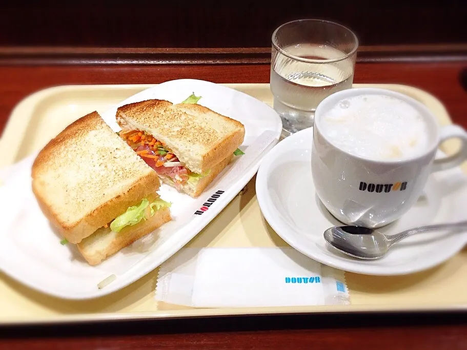 ドトールで朝食中|美也子さん