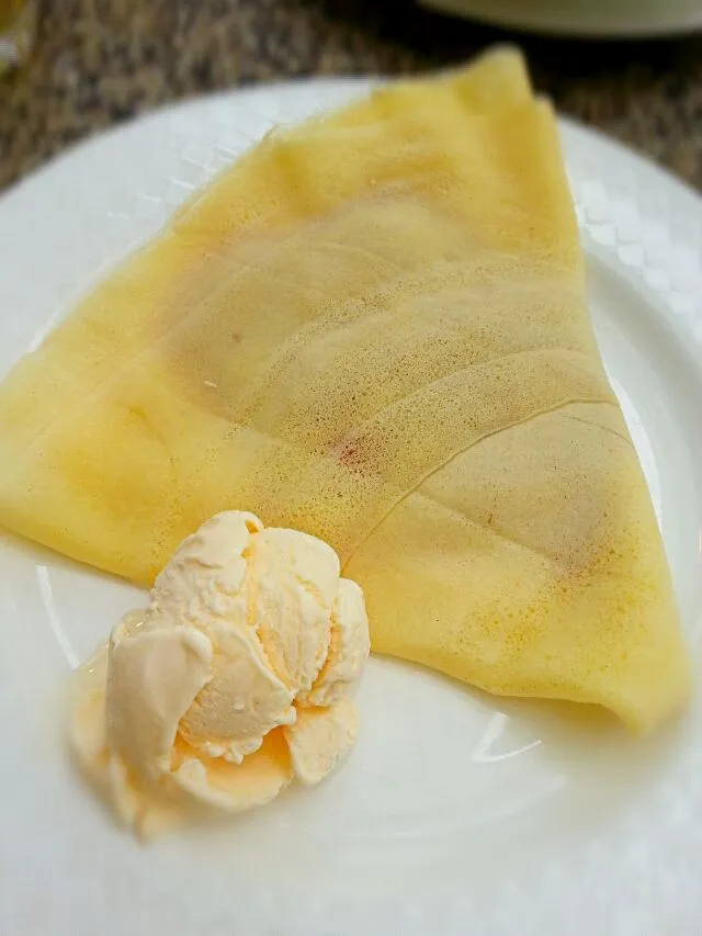 banana strawberry vanilla ice cream on top|Lottie Ibadlit Ninoblaさん