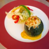 Calabacín relleno de Atún, cebolla y pimiento rojo, crema de zanahoria, ensalada de Col|Joan Lorente Grimaltさん