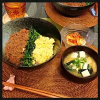 三色丼(とりそぼろ×炒り卵×ほうれん草のナムル)|zucchiさん