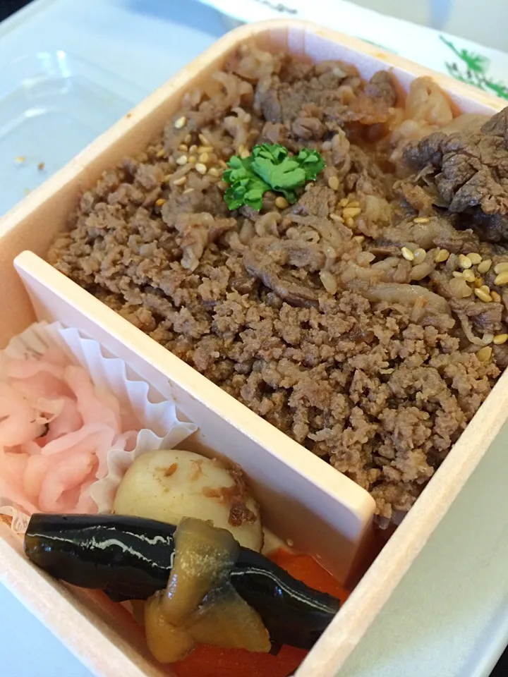 Gyu bento box for shinkansen ride|Ong Sor Fernさん