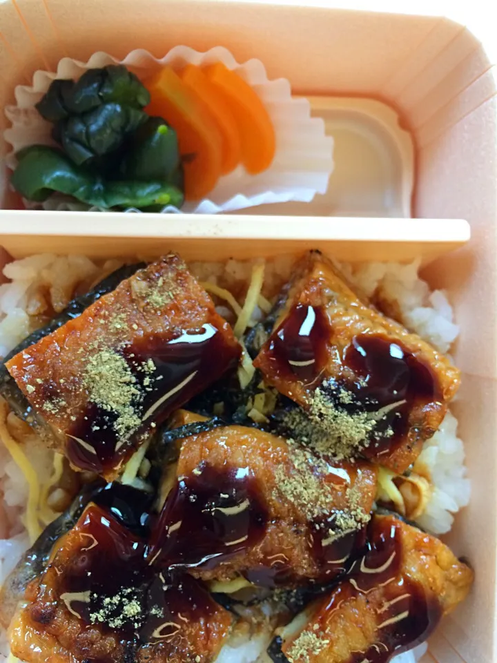 Unagi bento box for shinkansen ride|Ong Sor Fernさん