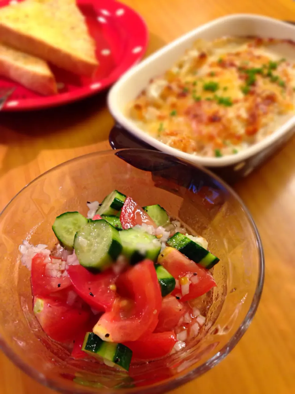 Snapdishの料理写真:くららさんの料理 スプーンで食べる‼夏のトマト🍅ときゅうりのサラダ⭐＆エビグラタンとガーリックトースト！|ecoさん